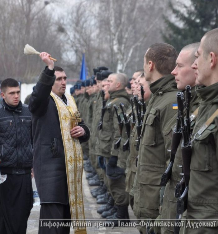 Військовий капелан благословив військових під час присяги в Івано-Франківську