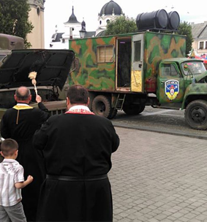 Для потреб військових освячено переобладнаний автомобіль під сауну