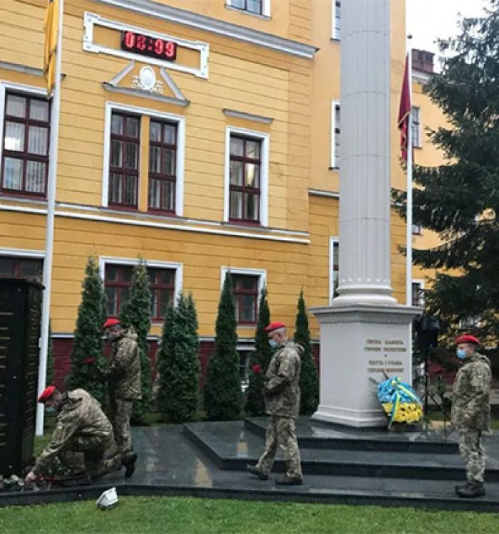 У Національній академії сухопутних військ молитовно вшанували пам’ять полеглих артилеристів та військових інженерів