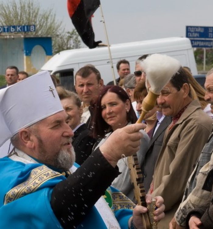 Митрополит Василій (Семенюк) освятив меморіал Небесній сотні та полеглим воїнам АТО