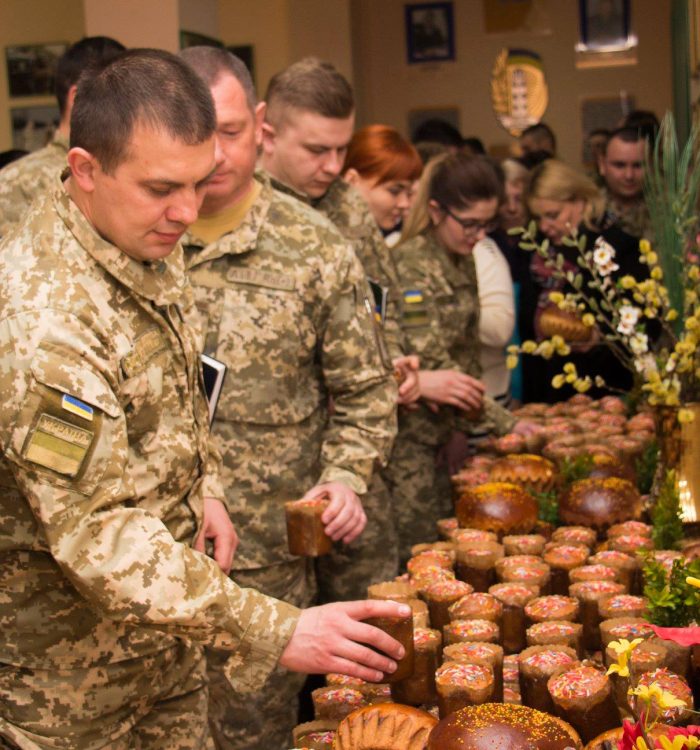 Капелан благословив великодні паски для прикордонників