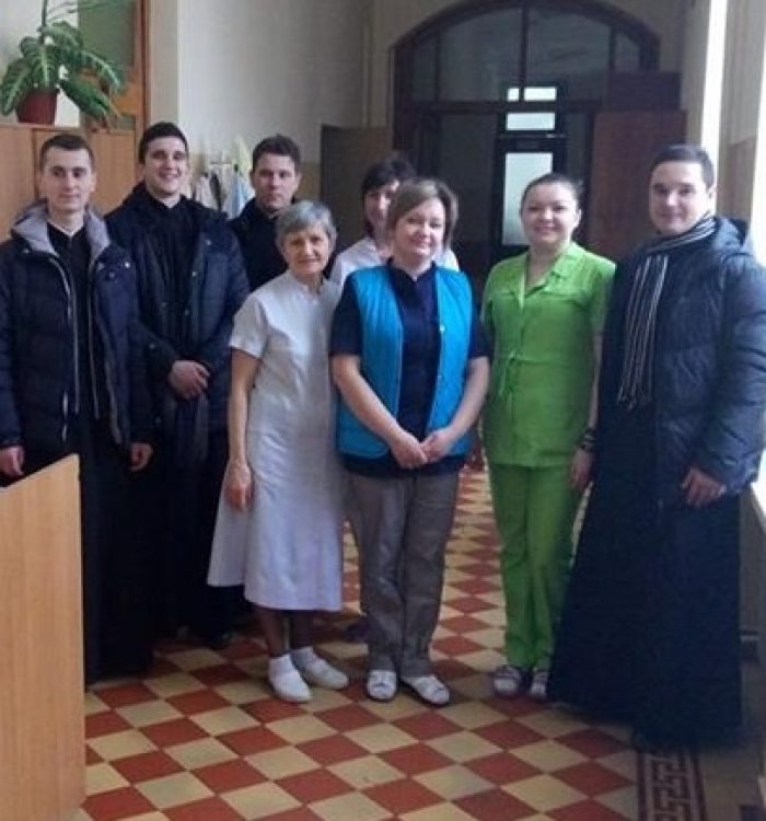 Семінаристи завітали з колядою у Головний військовий госпіталь