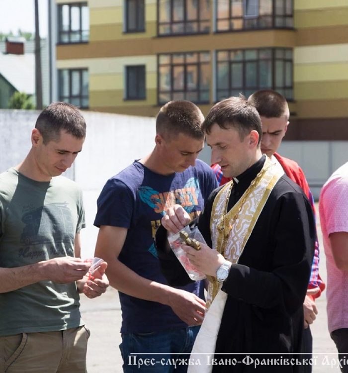 Прикарпатських офіцерів благословили до лав ЗС України