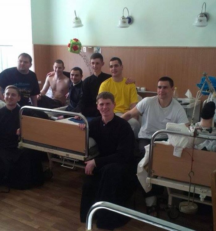 Студенти Київської семінарії відвідали поранених воїнів АТО