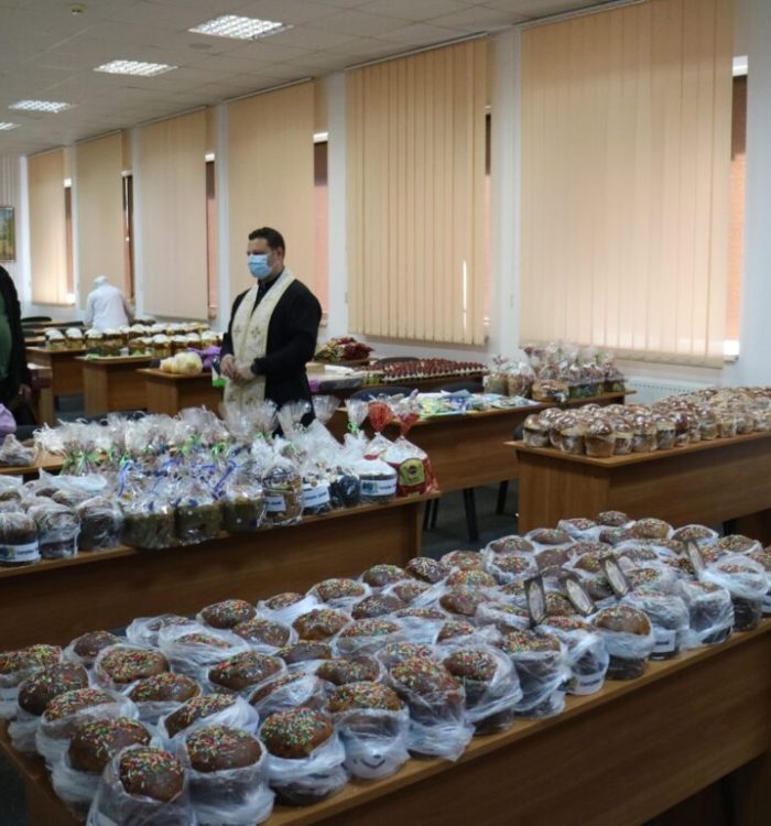 Капелани Львова благословили великодні страви для військових