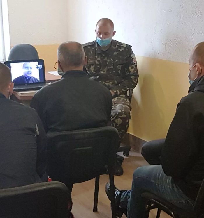 В’язничний капелан Львова молився на вервиці із засудженими в режимі онлайн