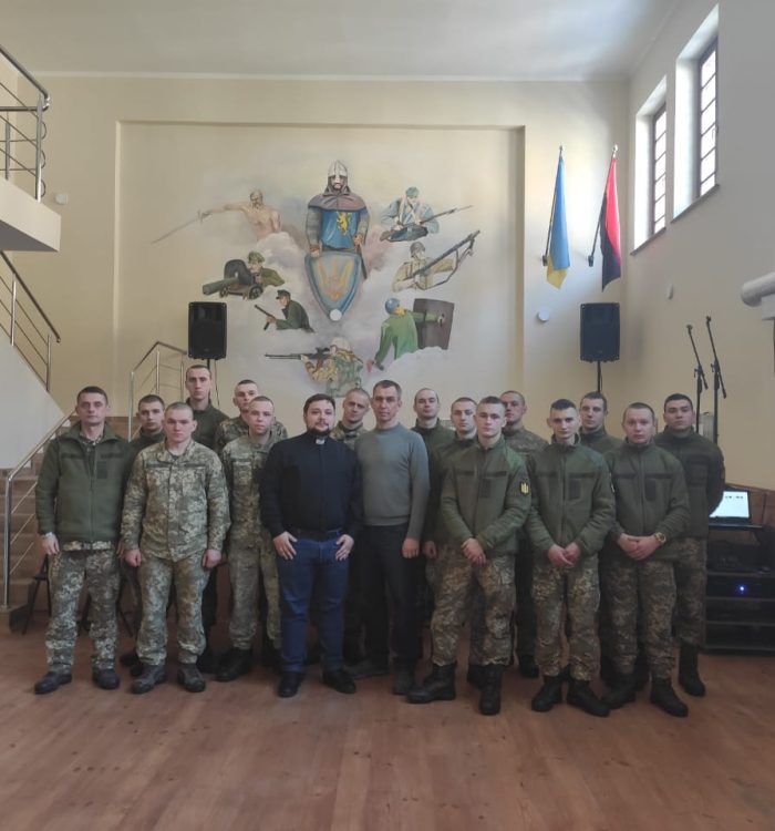 У Львові військовослужбовці разом з капеланом відвідали виставку “Ти вистояв, не вистояв бетон”