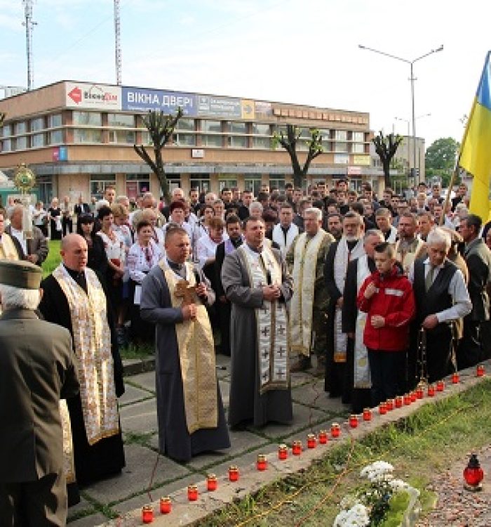 Хрест пам’яті українським воїнам освятили у Дрогобичі