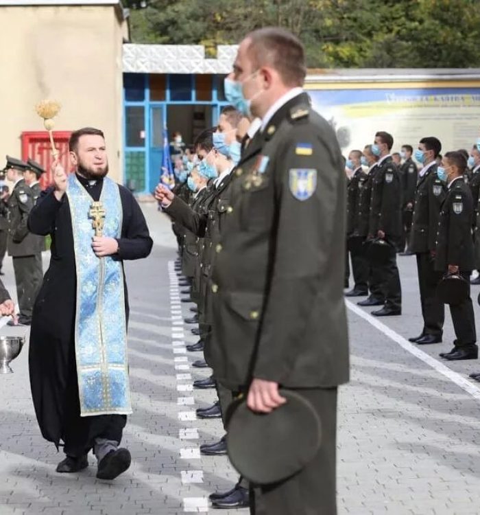 Капелан поблагословив учнів Львівського ліцею імені Героїв Крут, які склали урочисту присягу ліцеїста