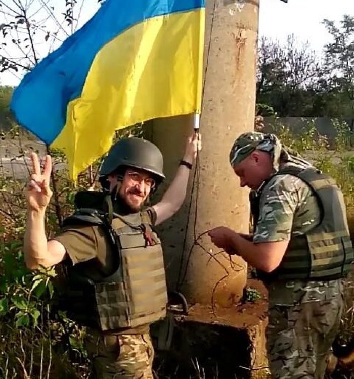 Капелан та воїни з авдіївської промзони вітають українців з Днем Прапора