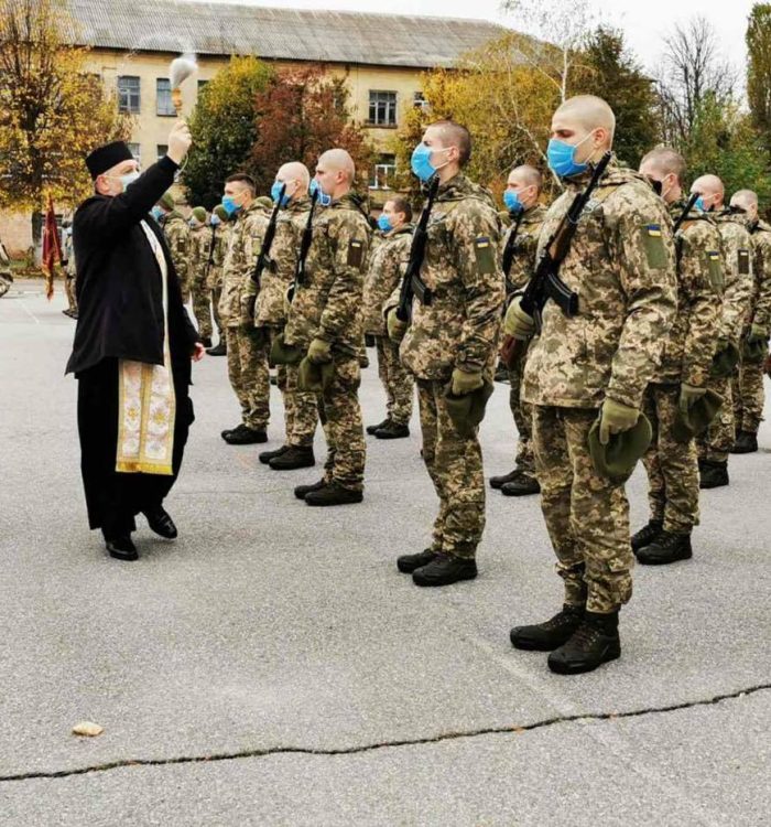 На Київщині капелан поблагословив курсантів, які урочисто склали Військову присягу