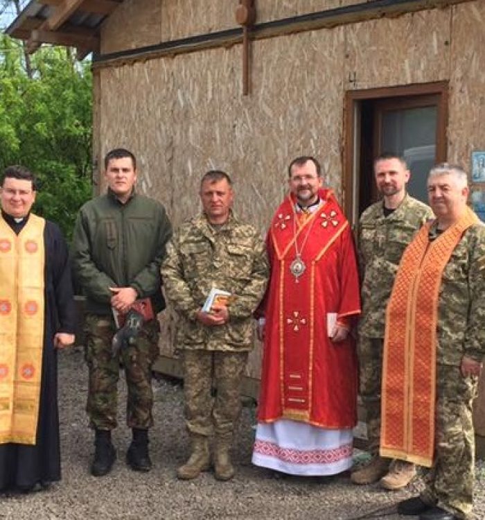 Виставлення Плащаниці та Великдень на передовій