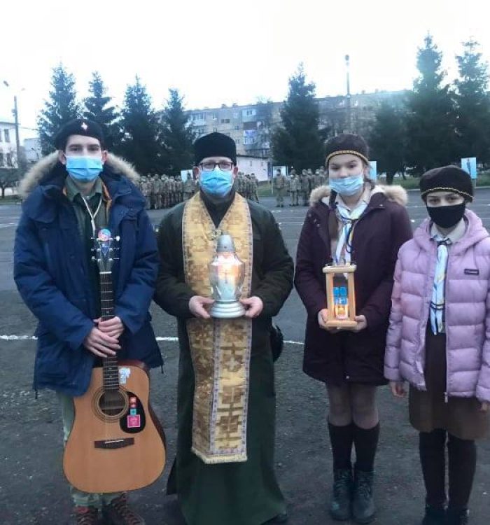 Пластуни доставили Вифлеємський вогонь миру до Теребовлянських зенітників