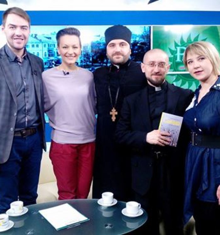 “Ця книга для українця, якому довелося жити у час війни” — о. Андрій Зелінський під час прямого ефіру у Полтаві