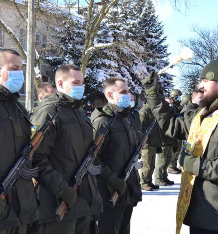 Капелан поблагословив молодих нацгвардійців з нагоди складання Військової присяги