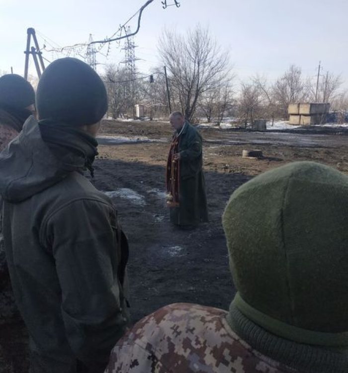 У зоні ООС капелан та військовослужбовці молитовно вшанували пам’ять Героїв Небесної Сотні