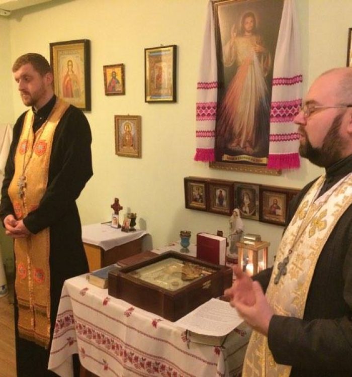 Молитва у Харківському військовому госпіталі