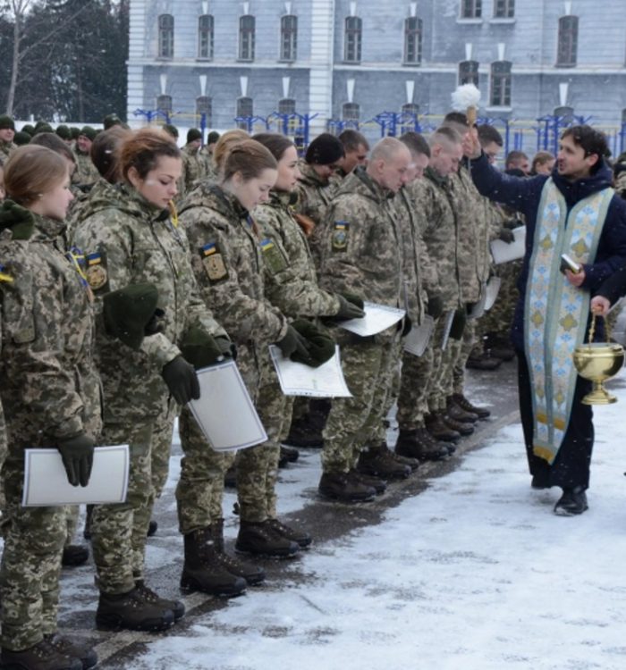 Капелан благословив молодих сержантів