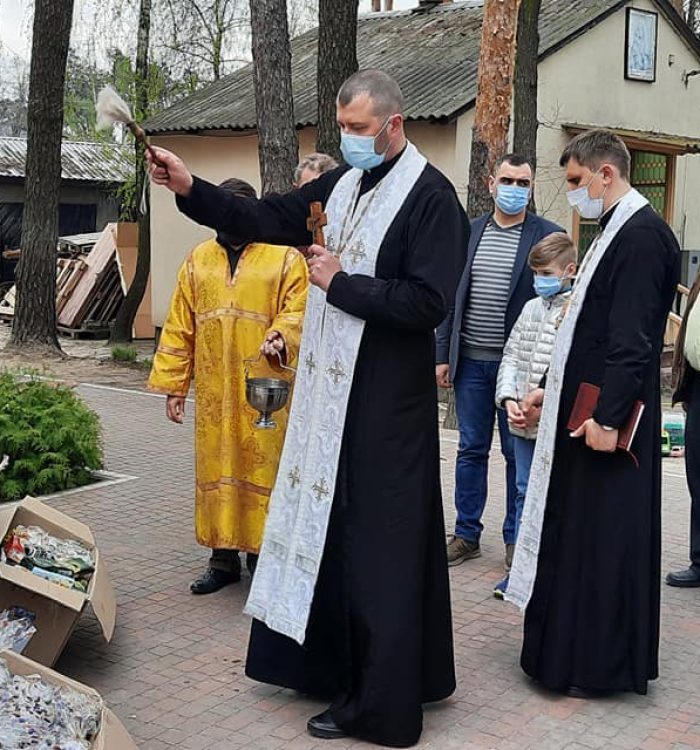 Священники Київської архиєпархії освятили великодні гостинці для військових госпіталів ЗСУ