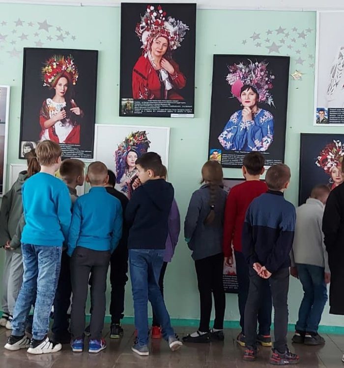 У Авдіївській школі учням представили фотовиставку “Сильні духом. Мами”