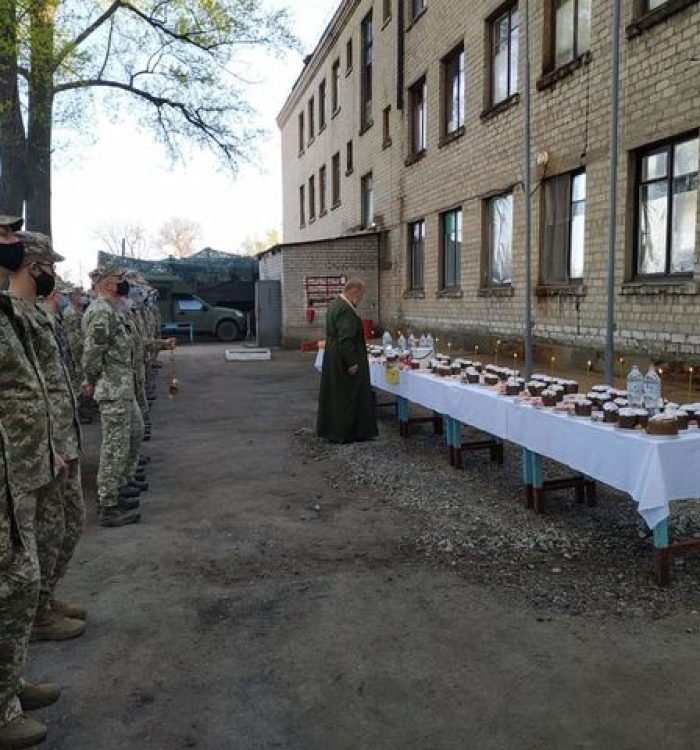 У День Христового Воскресіння капелан 406-ої Окремої артилерійської бригади відвідав воїнів у різних місцях дислокації