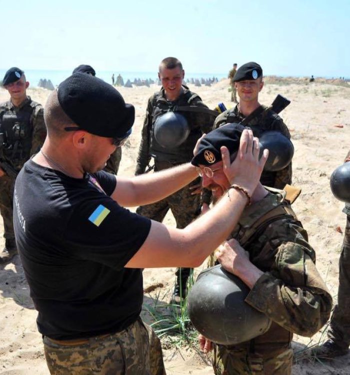 Військовий капелан здобув право носити чорний берет морського піхотинця (відео)