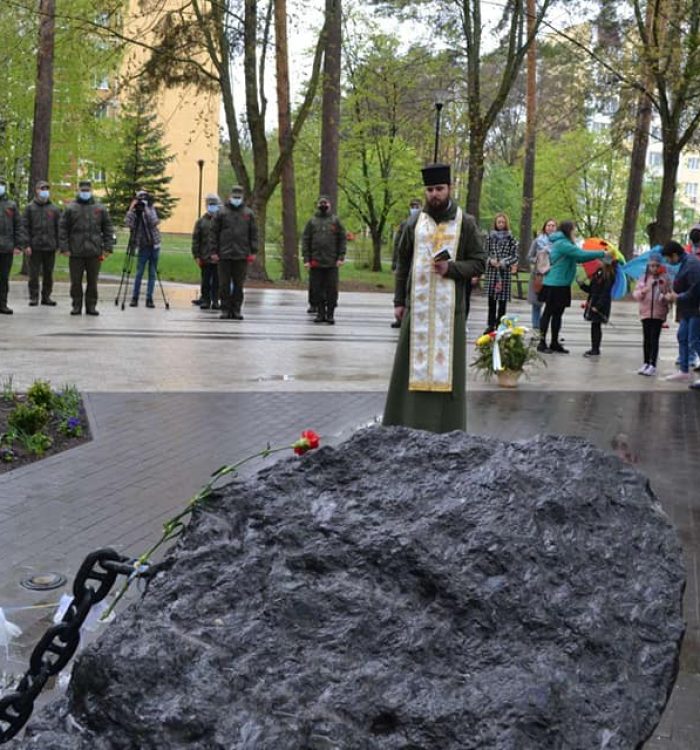 Капелан разом з нацгвардійцями помолилися за полеглих воїнів