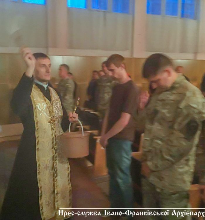 Капелан благословив військовозобов’язаних на щасливу службу