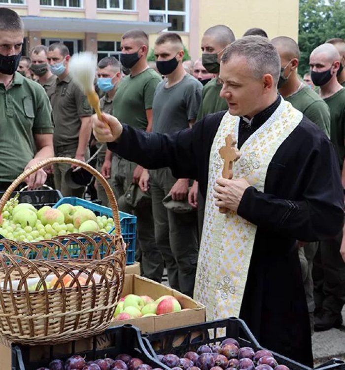 У день Преображення Господнього капелани благословили плоди для військових у Львові