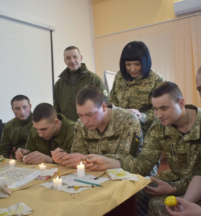 Майстер-клас з писанкарства провели для військових та їхніх дітей