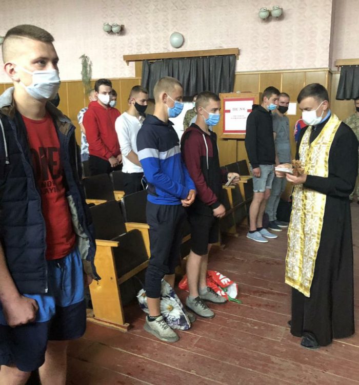 Капелан поблагословив двадцять п’ятеро прикарпатців, які відбули на строкову військову службу