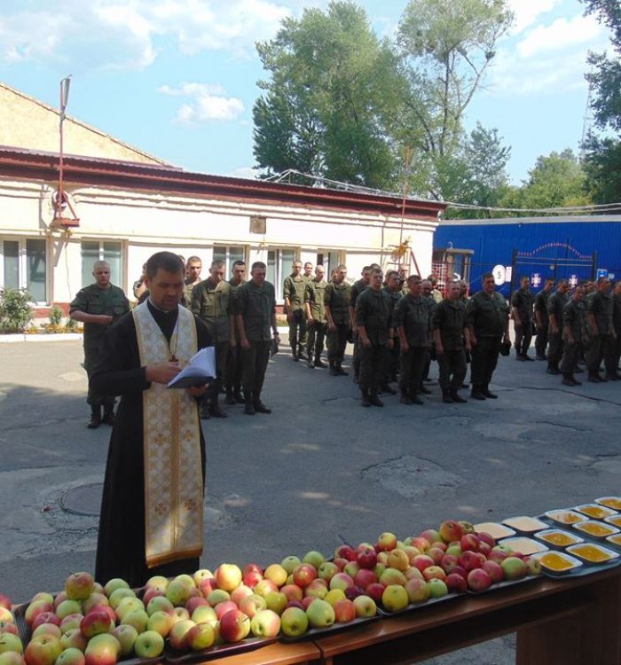 Молитва та освячення першоплодів на свято Преображення у військовій частині Нацгвардії в Києві