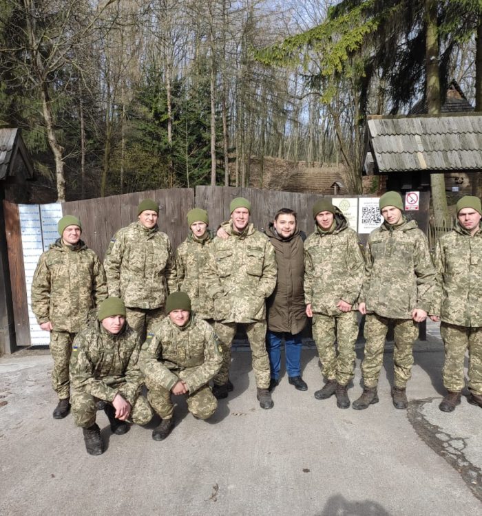 У Львові віськовослужбовці разом з капеланом відвідали Шевченківський гай