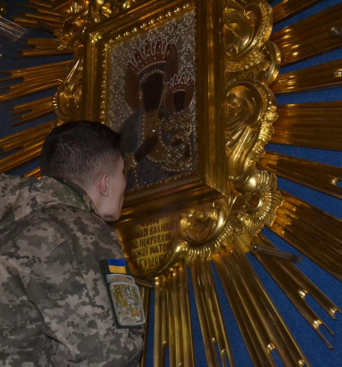 Курсанти-учасники АТО здійснили паломництво до Гошівської ікони Матері Божої (ФОТО)
