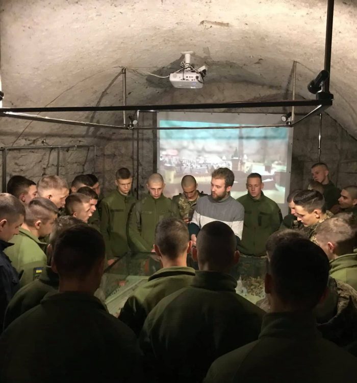 Для курсантів Національної академії сухопутних військ провели екскурсію підземеллям Гарнізонного храму свв. апп. Петра і Павла
