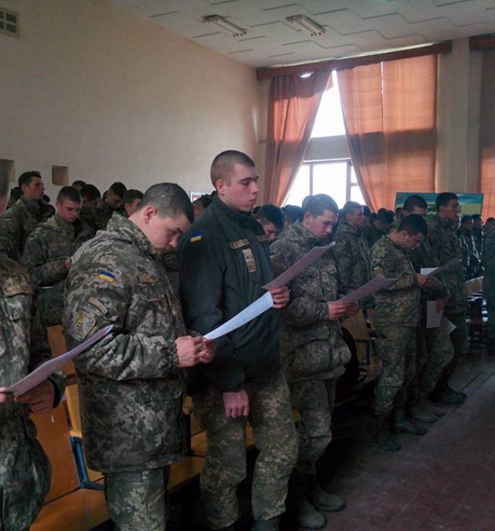 Молитва на полігоні з майбутніми офіцерами ЗСУ
