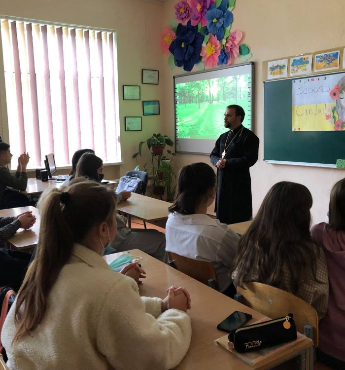 У Шепетівці з нагоди Дня захисника та захисниць України військовий капелан УГКЦ зустрівся з учнями гімназії