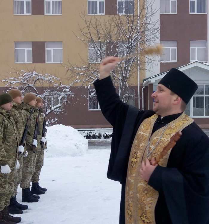 Капелан благословив молодих прикордонників