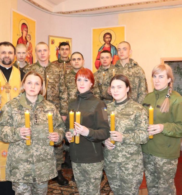 У Шепетівці з нагоди свята Стрітення Господнього капелан освятив воду та свічки для військових