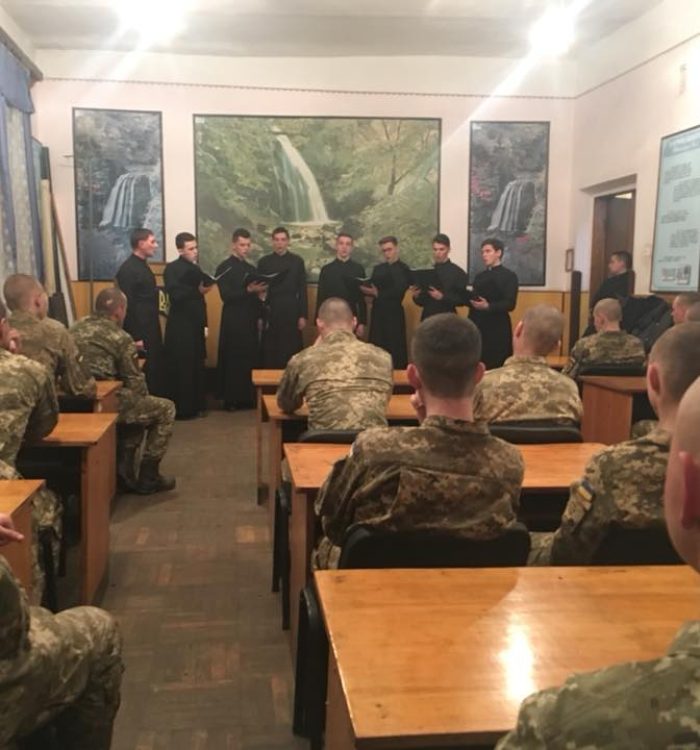 Семінаристи з різдвяною колядою завітали до військових Львівщини
