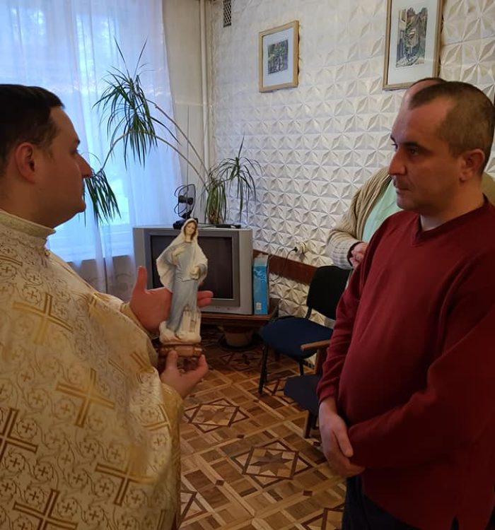 У Львівському військовому госпіталі подарували освячену фігурку Богородиці захиснику України