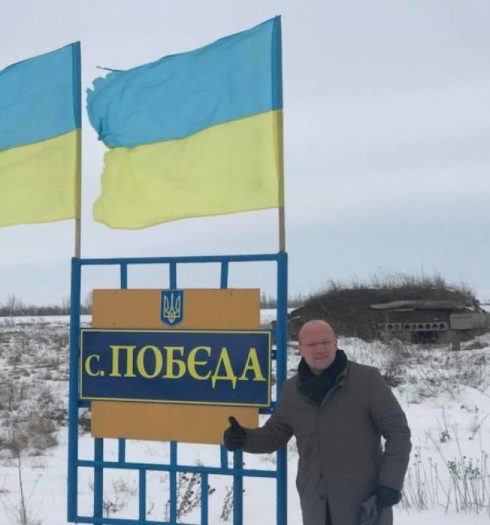 Військовий капелан відвідує військових на сході України