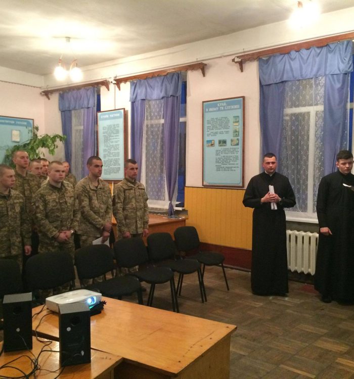 Семінаристи з військовими ремонтного батальйону разом молилися хресну дорогу