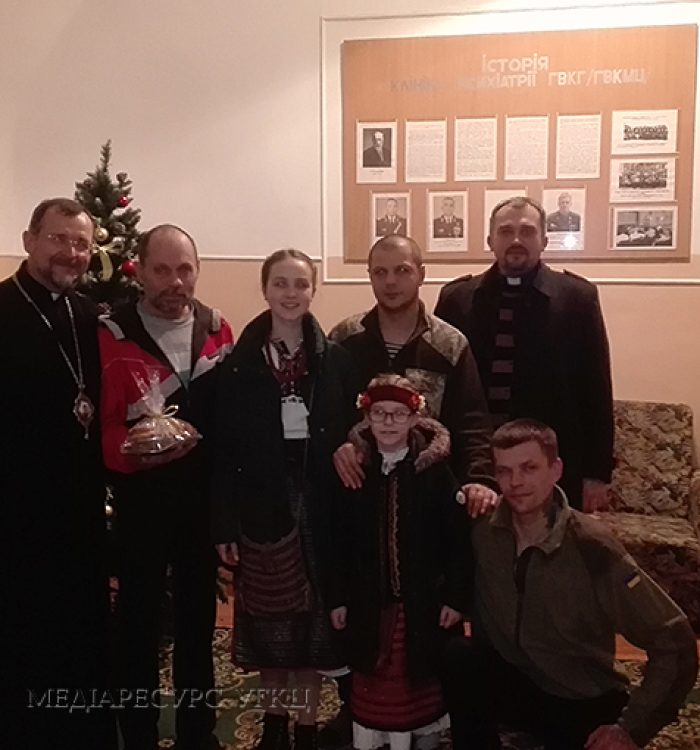 До поранених воїнів у київський госпіталь завітали колядники