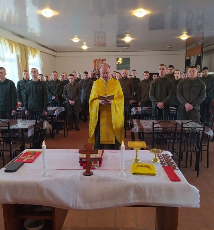 “Священник мусить бути в зоні бойових дій для того, щоб нагадувати, що військові повинні залишатися людьми”, – о. Іван Хміль