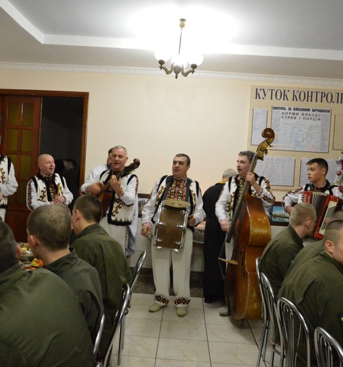 Свята вечеря у частині Національної гвардії спільно з капеланом та семінаристами в Тернополі