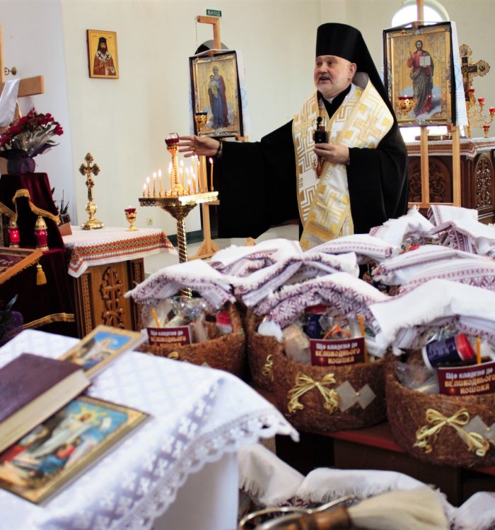 Владика Йосиф (Мілян) благословив великодні кошики для родин загиблих військовослужбовців у м. Ірпінь