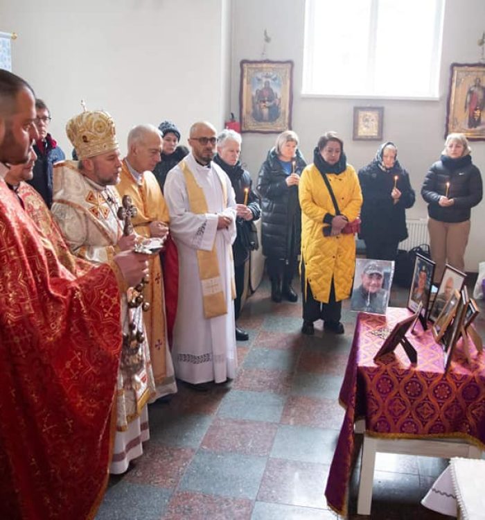 В Ірпені родини полеглих Героїв молилися спільно з представниками Карітасу