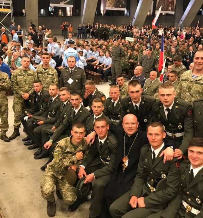 Українські військові взяли участь у молитві за мир у Франції (ВІДЕО)