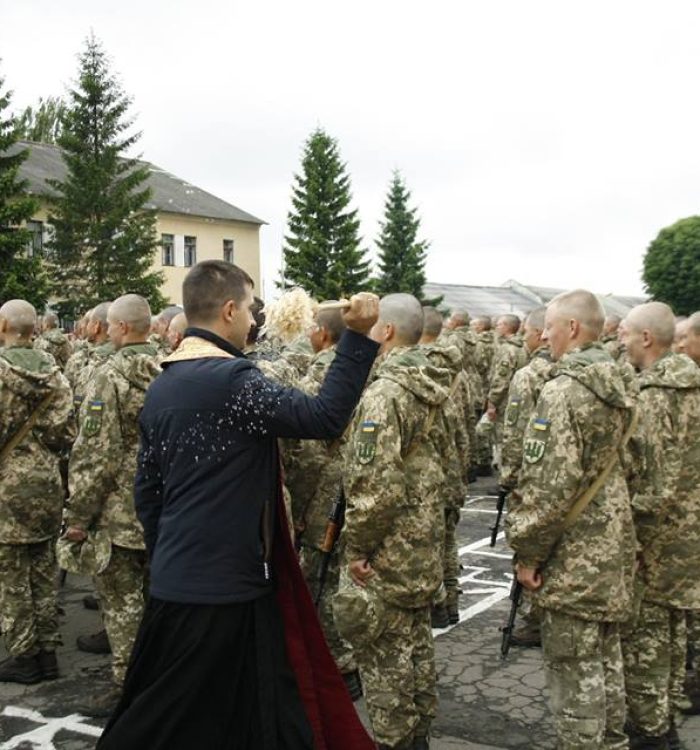 Капелан благословив строковиків, які склали військову присягу